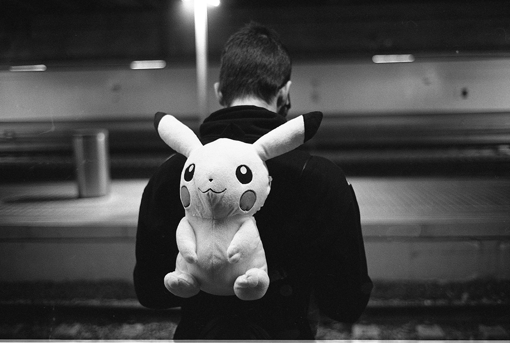 escenas de calle pikachu en el tren