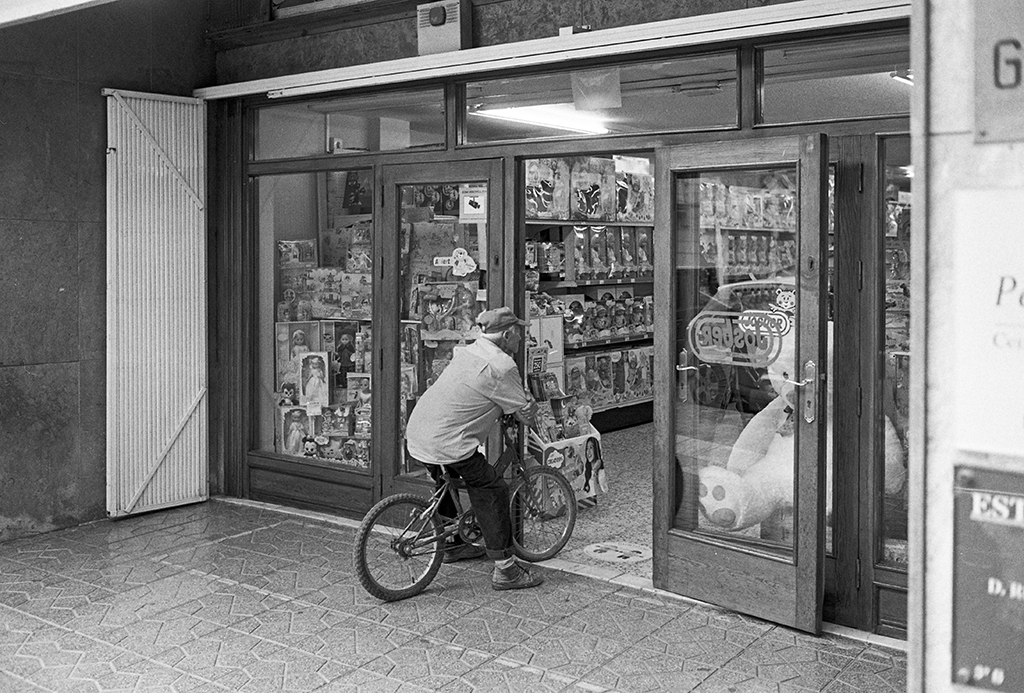 hombre en bici